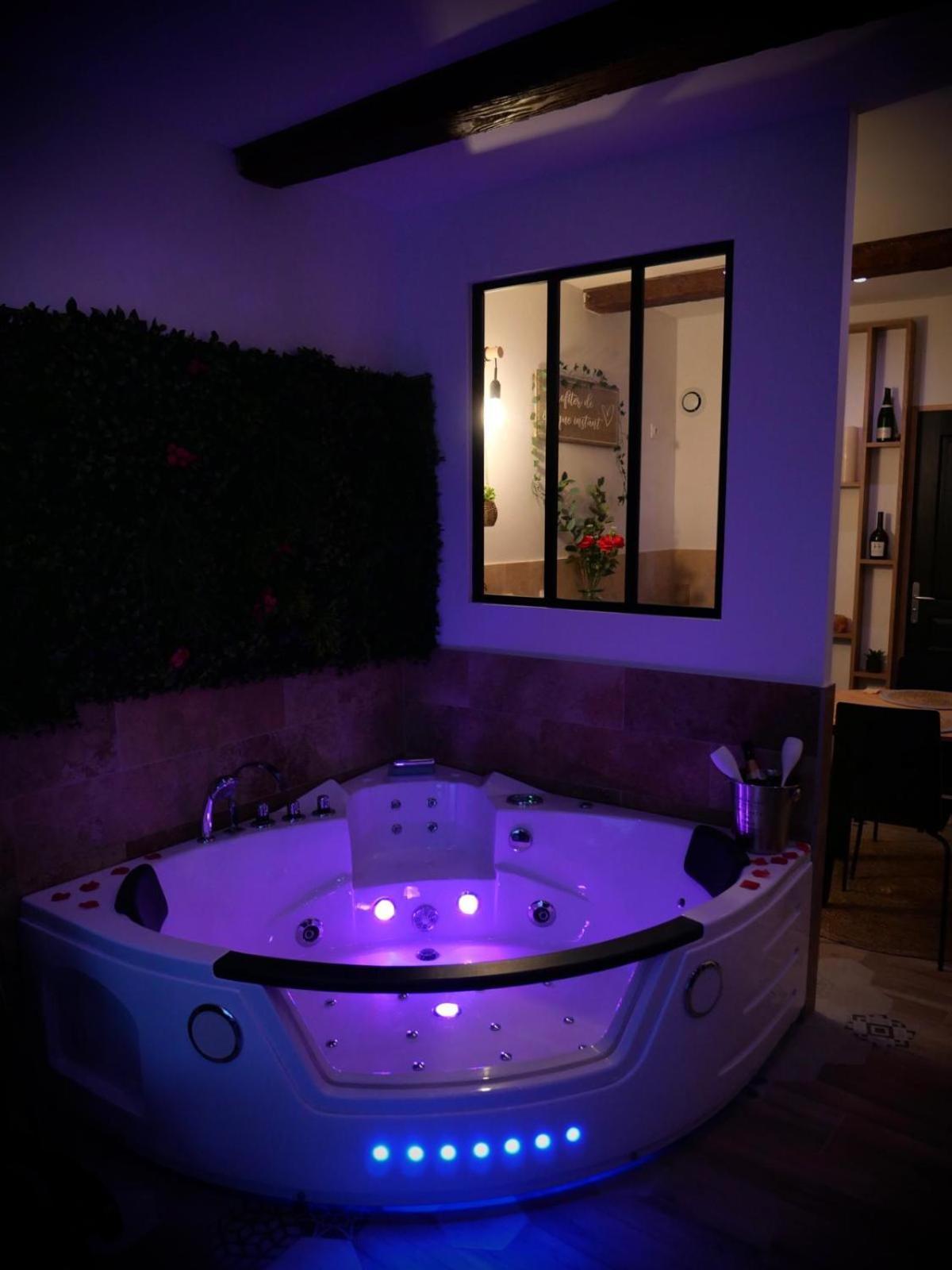 Maison Prestige Le Donjon Des Plaisirs Jacuzzi Montluel Luaran gambar