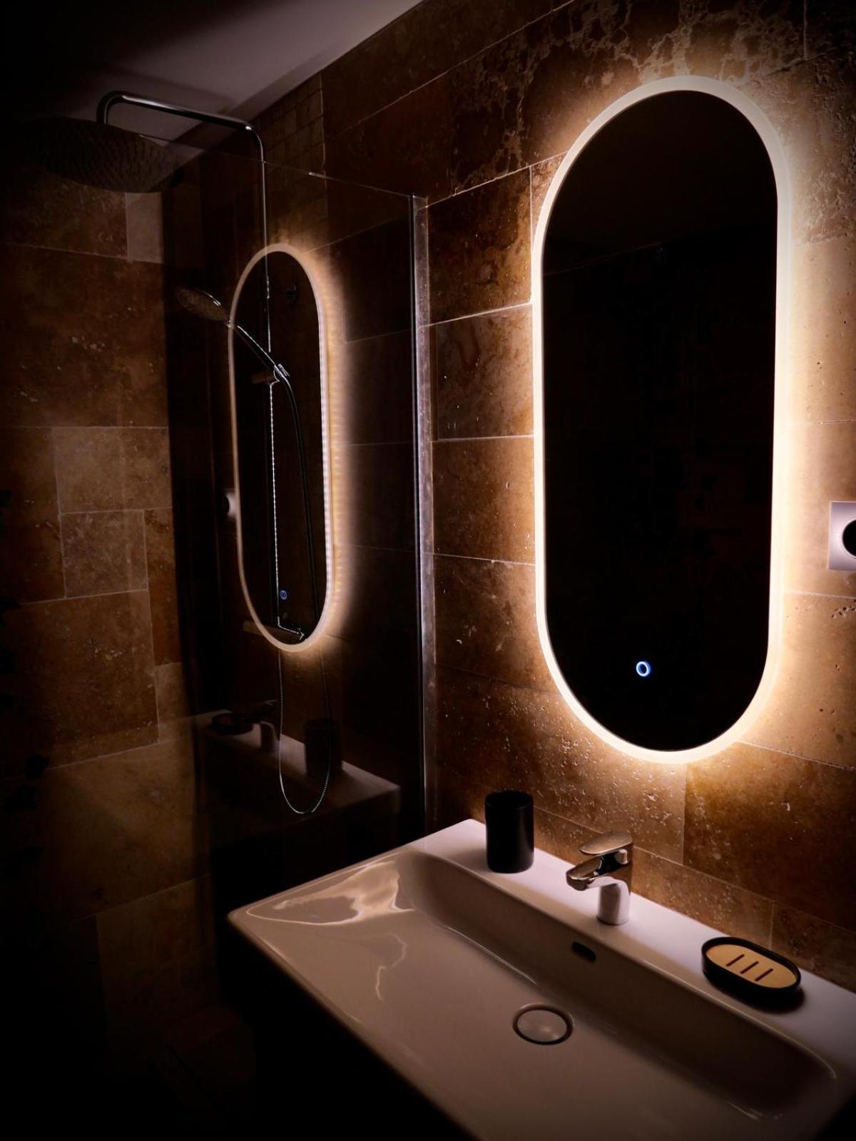 Maison Prestige Le Donjon Des Plaisirs Jacuzzi Montluel Luaran gambar