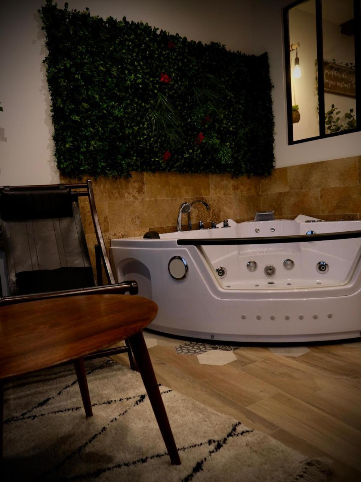 Maison Prestige Le Donjon Des Plaisirs Jacuzzi Montluel Luaran gambar