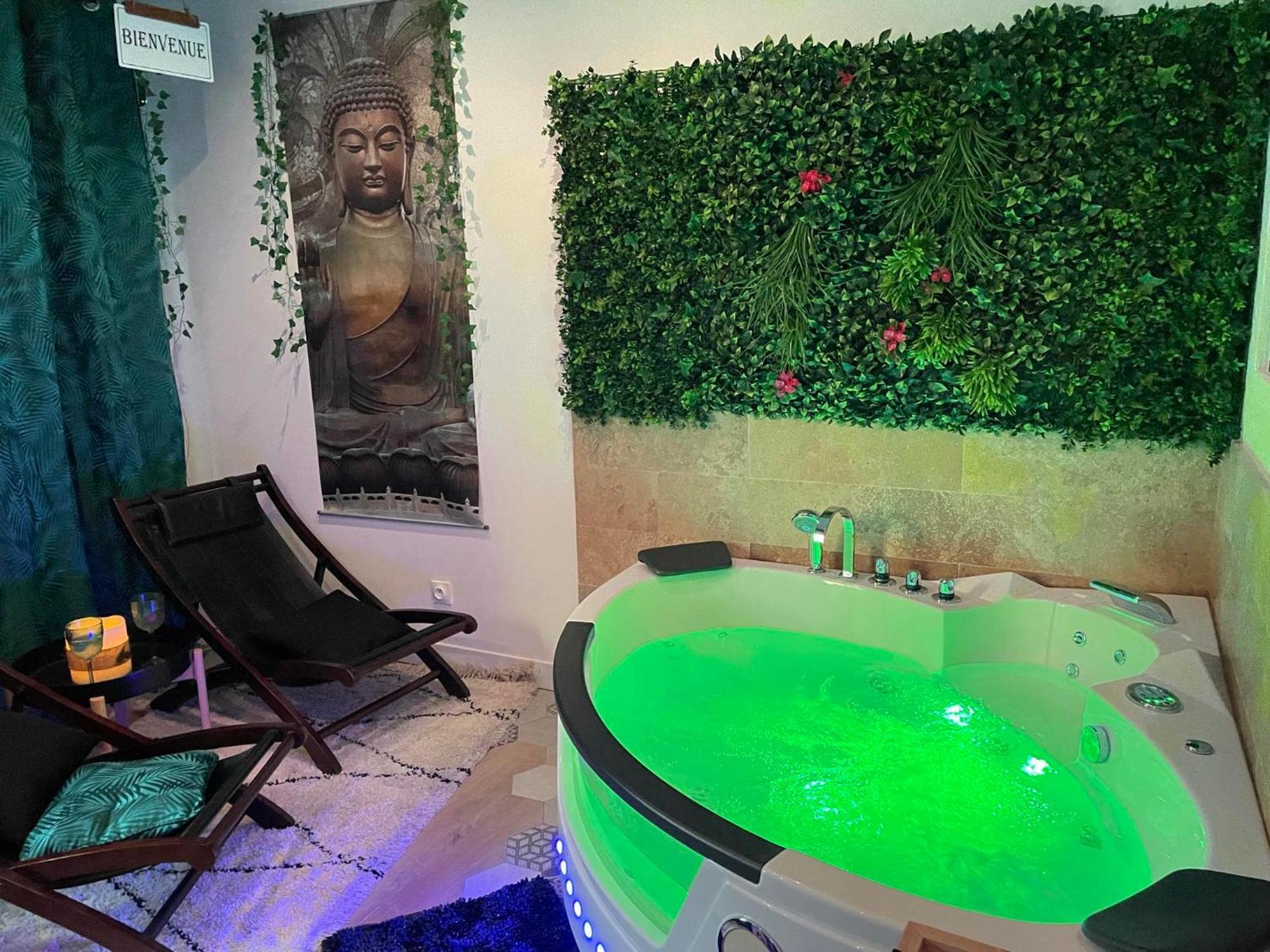 Maison Prestige Le Donjon Des Plaisirs Jacuzzi Montluel Luaran gambar
